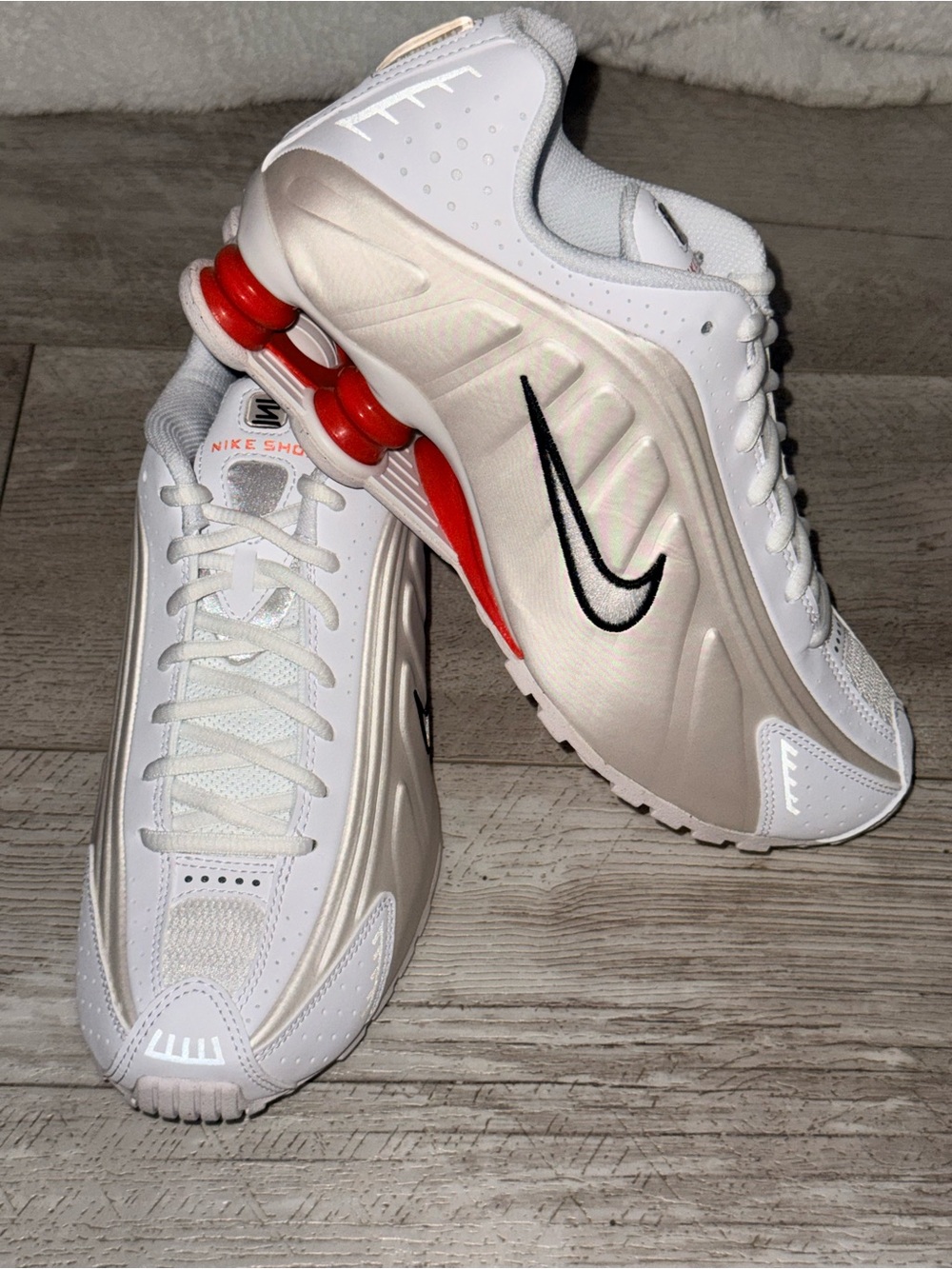 Nike Shox R4 GS Size 7Y White Phantom Picante Red Sneakers With Box